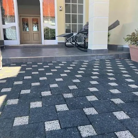 Naehe Saarbruecken Mit Grossem Garten Villa